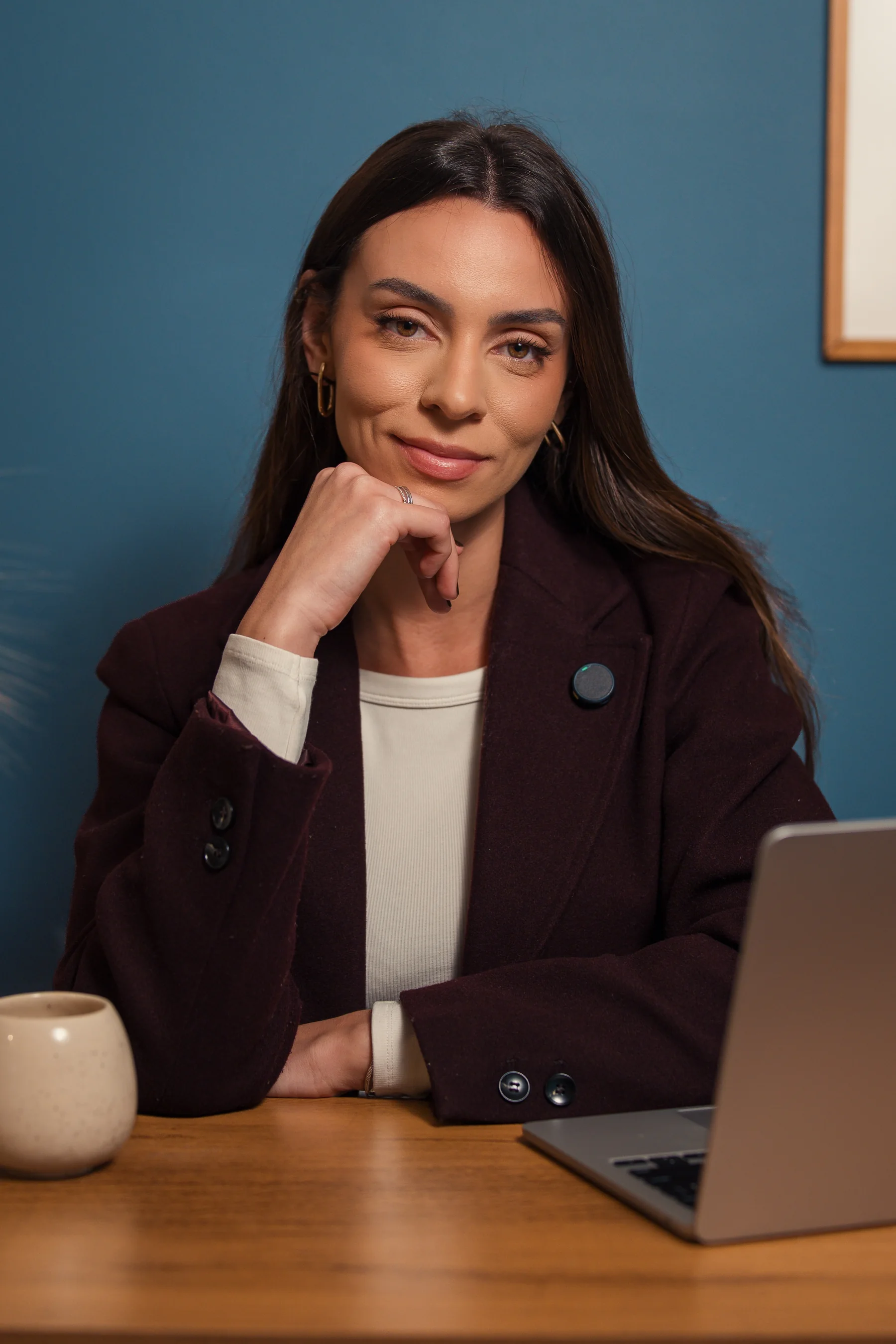 Dra. Alayza Braga em seu escritório, diante de um notebook